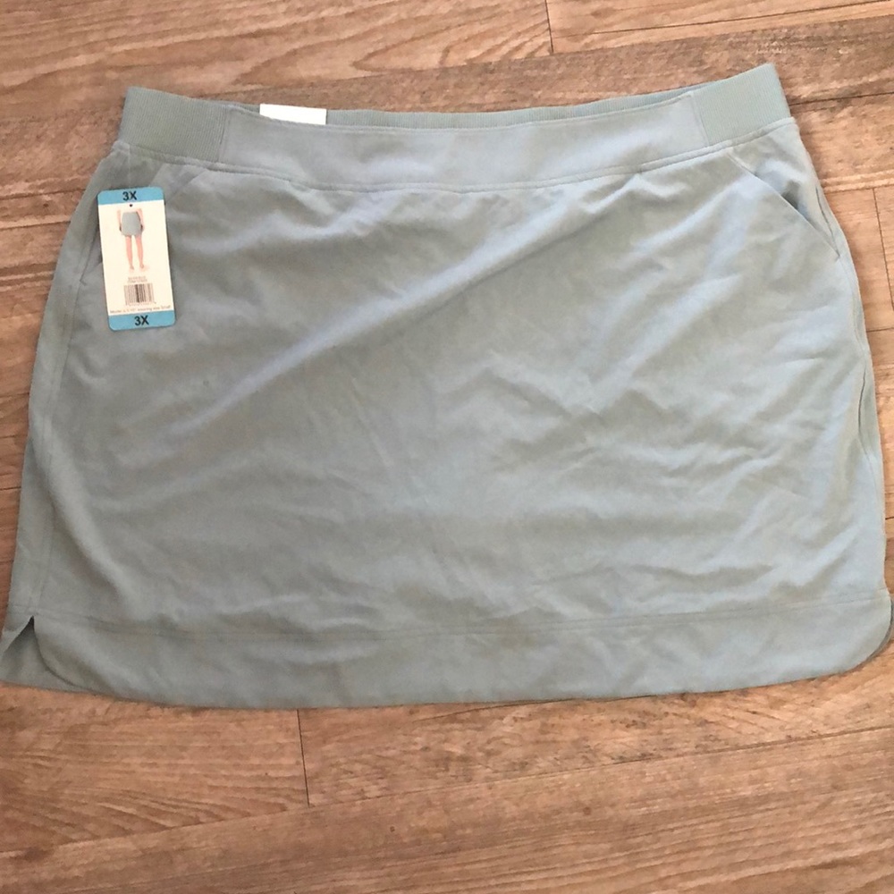 32 •Cool women’s Skort